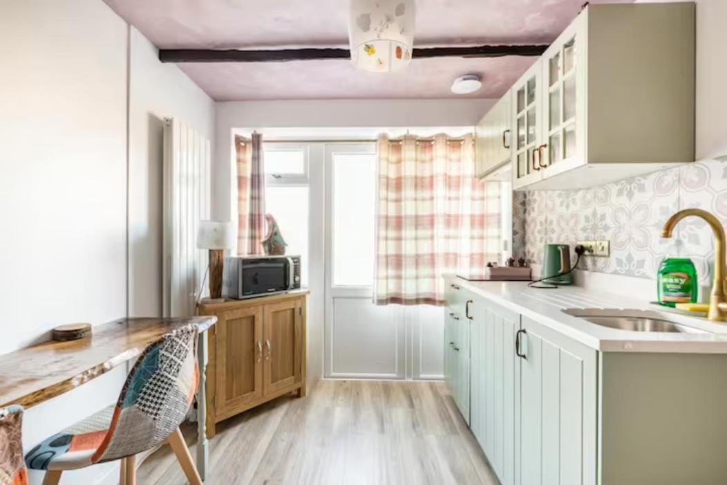 קארדיף Bedroom With Kitchenette, Private Bathroom And Parking מראה חיצוני תמונה
