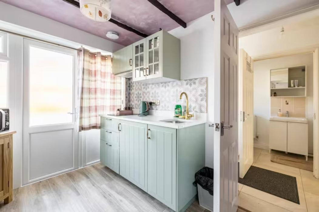 קארדיף Bedroom With Kitchenette, Private Bathroom And Parking מראה חיצוני תמונה