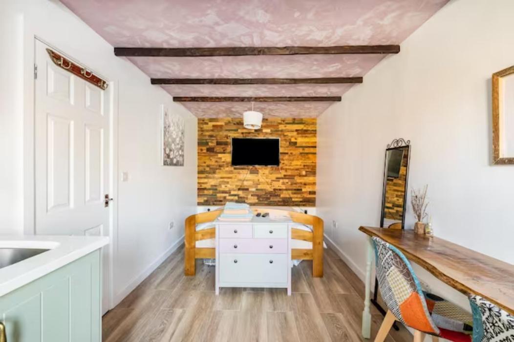 קארדיף Bedroom With Kitchenette, Private Bathroom And Parking מראה חיצוני תמונה